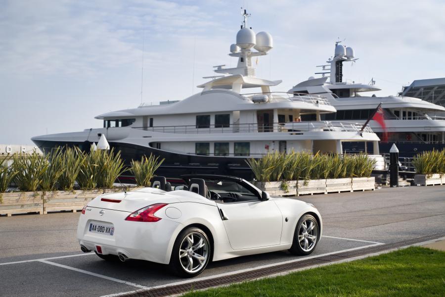  Nissan 370Z Roadster 2011 года  (фото 6 из 16)